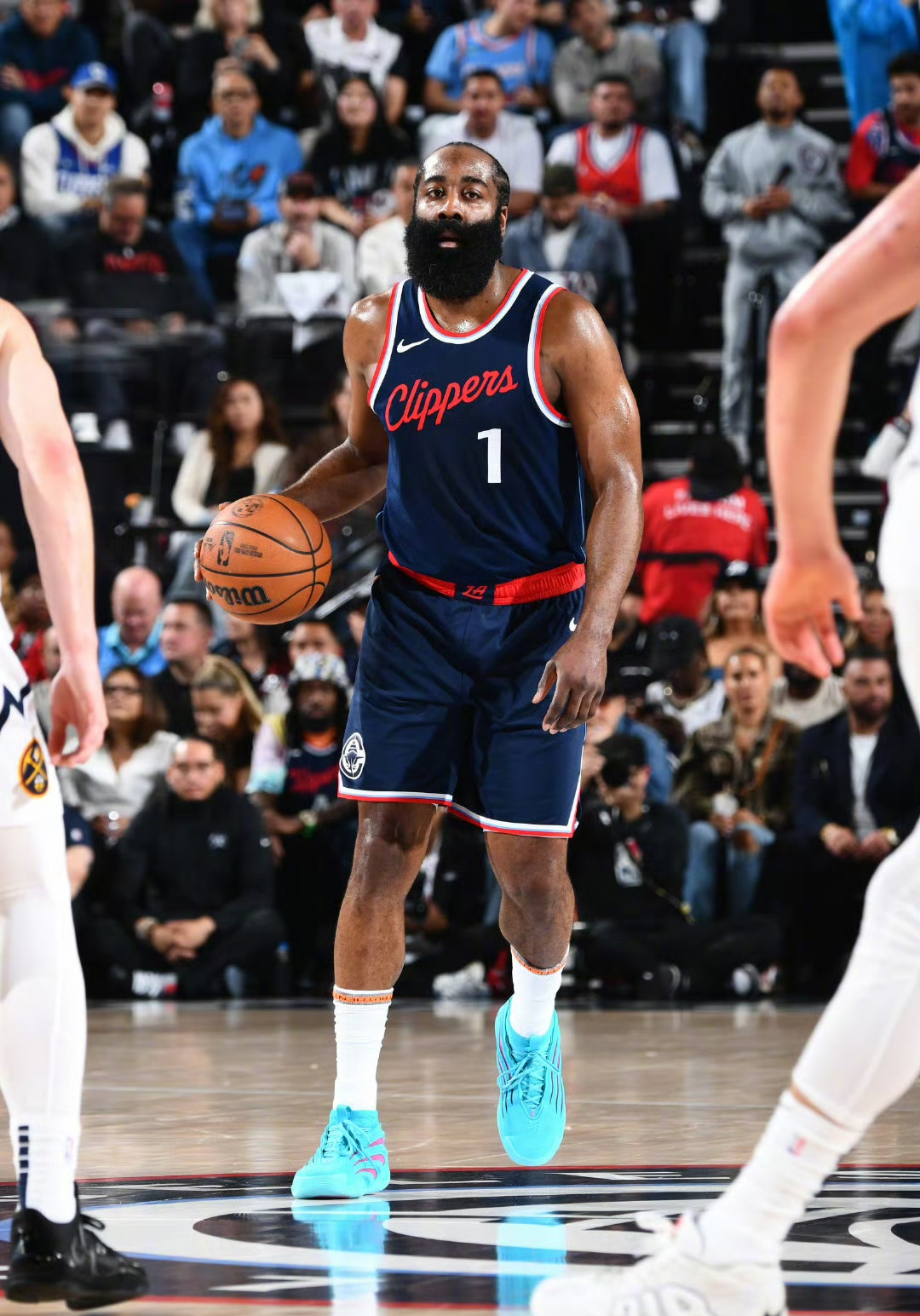 九游游戏盒官方下载 哈登现身巴黎时装周 