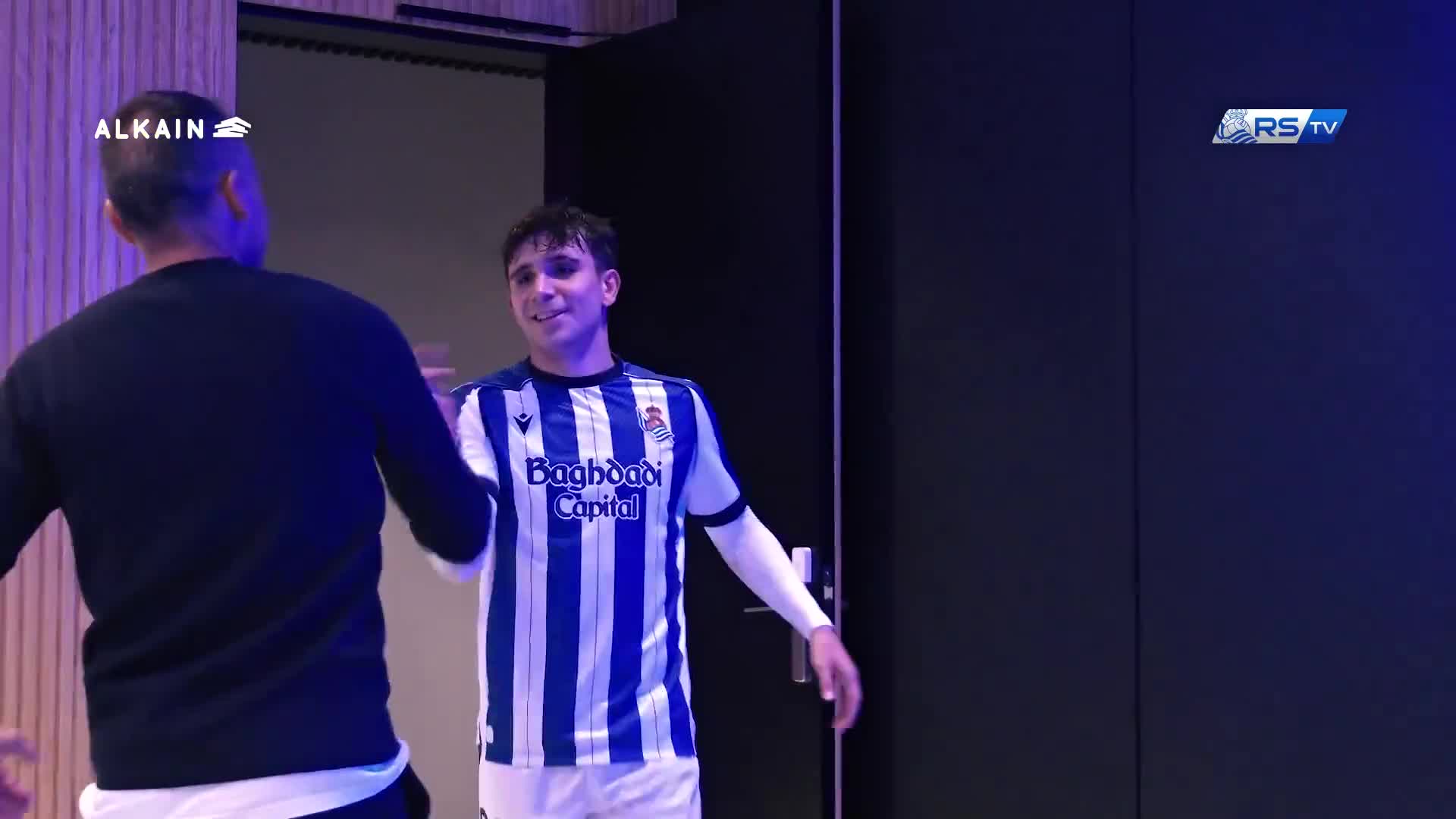 关于国王杯赛后再迎强敌，纽约尼克斯官宣签约，主帅态度——更衣室稳定，高层口径保持一致的信息